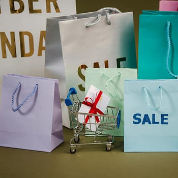 Bolsas de compra de colores con el texto en ingles 'sale'
