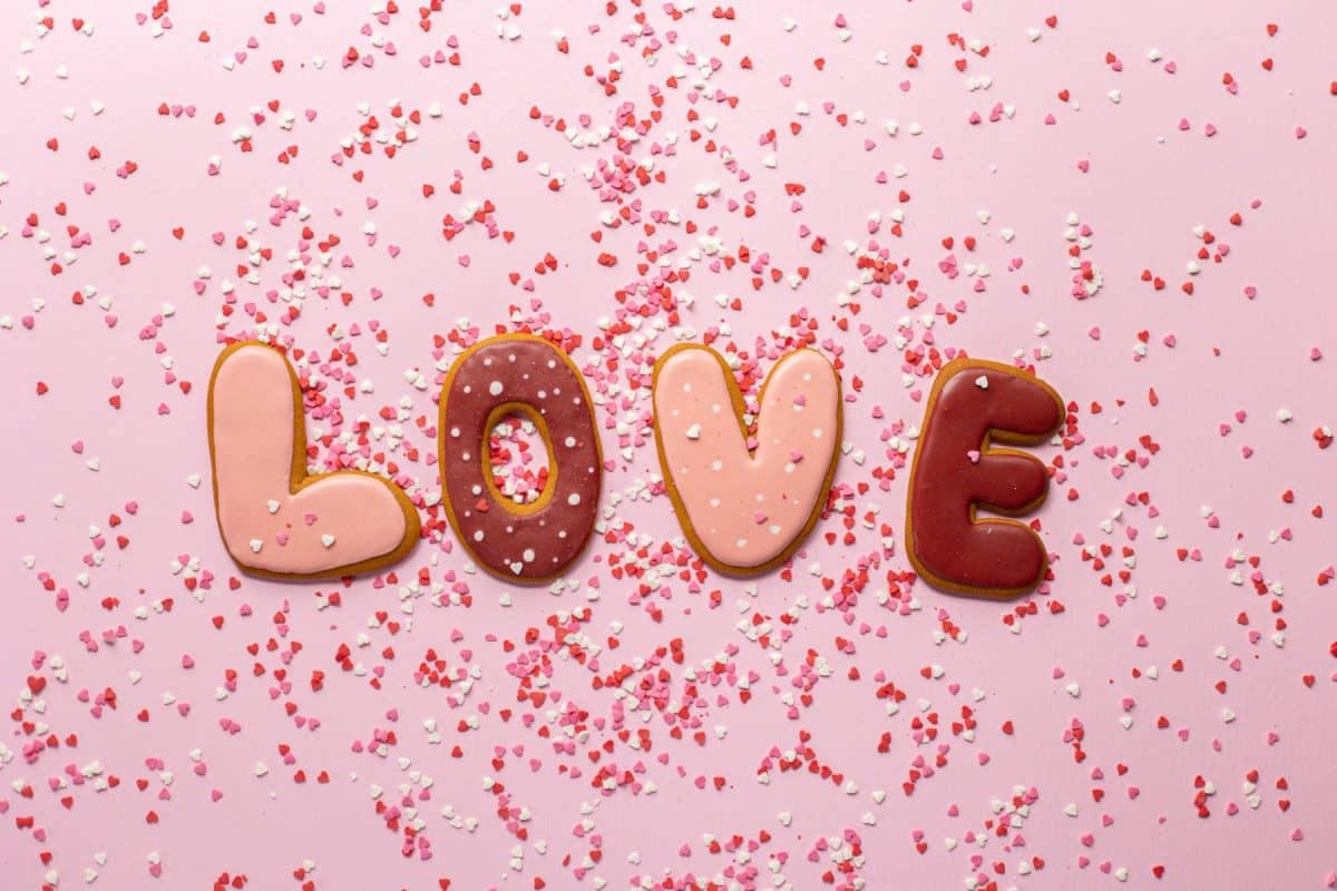 Palabra amor de galletas dulces con confeti - San Valentín