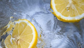 beneficios del agua con limón