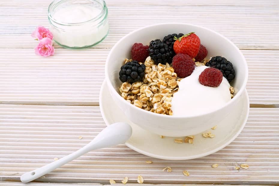 Desayunos saludables con avena y frutas
