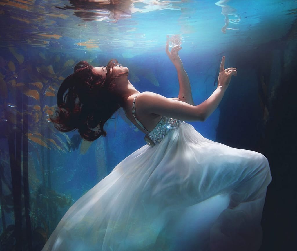 mujer sueño lucido bajo el agua