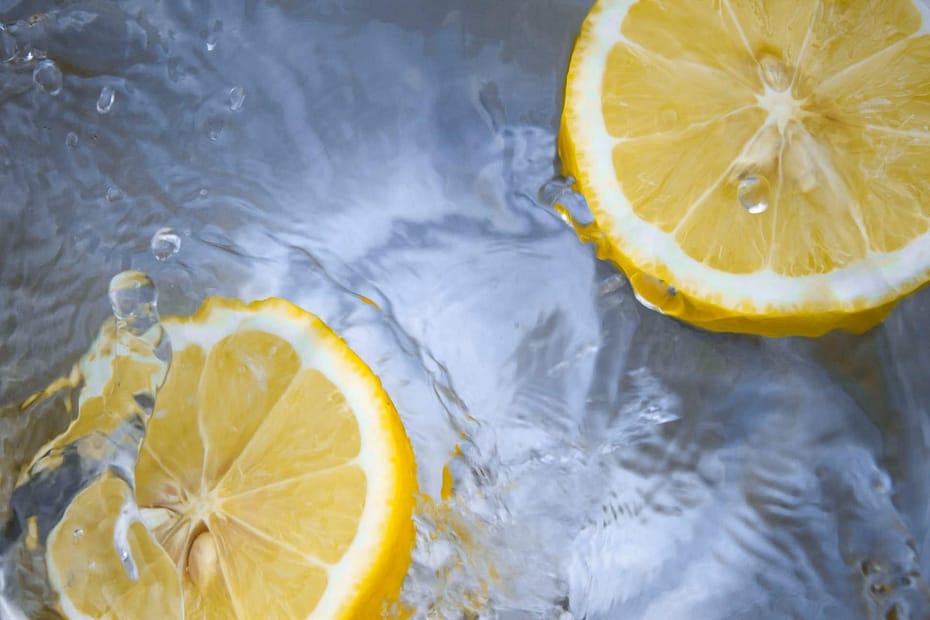 beneficios del agua con limón