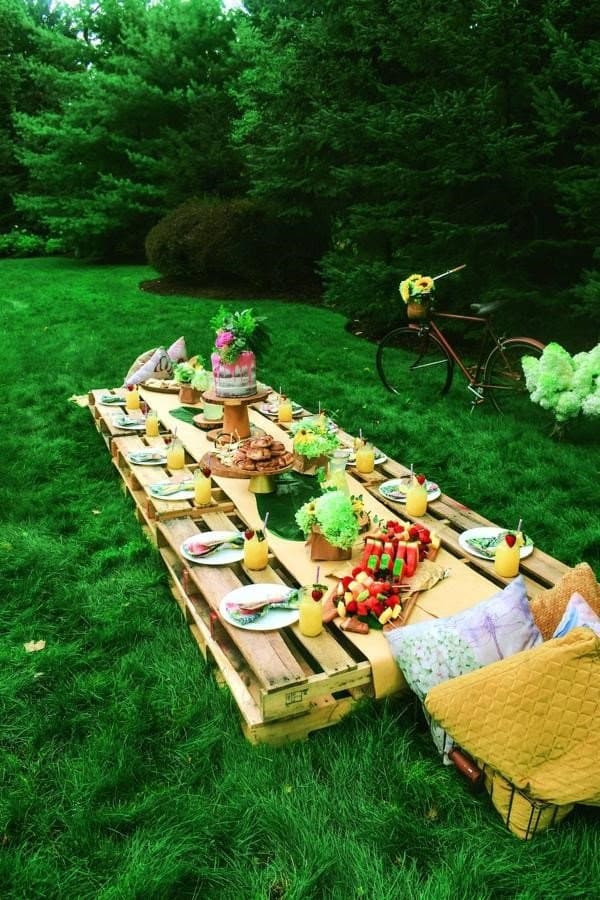 Mesa de picnic DIY, fabricada sobre palets reciclados de madera