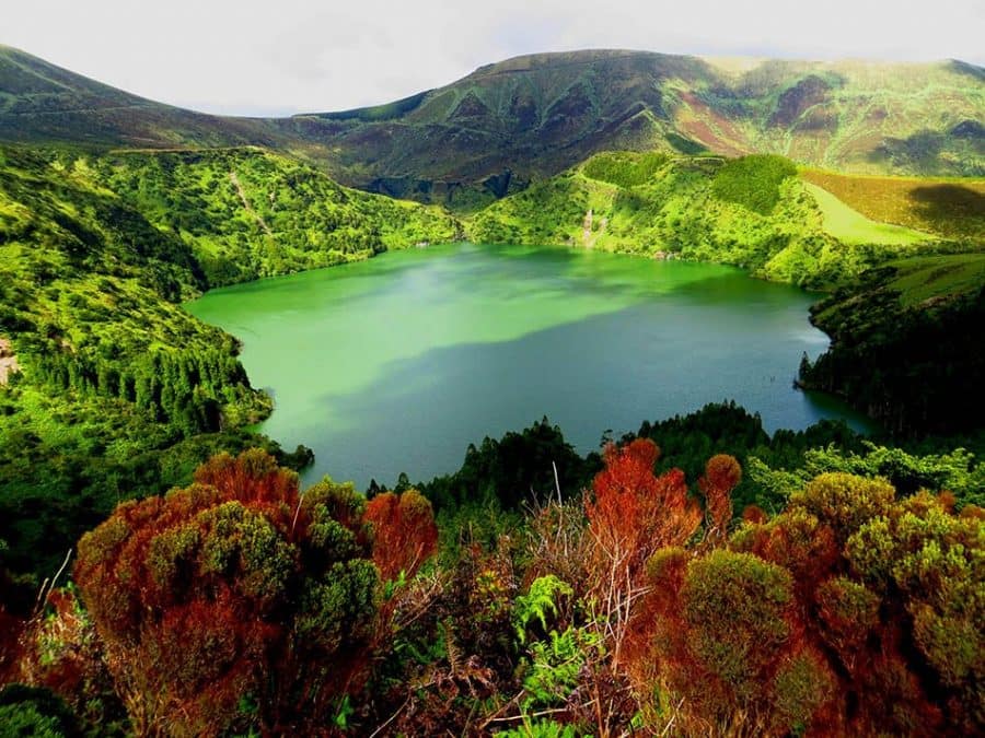 paisaje de un lago en islas azores