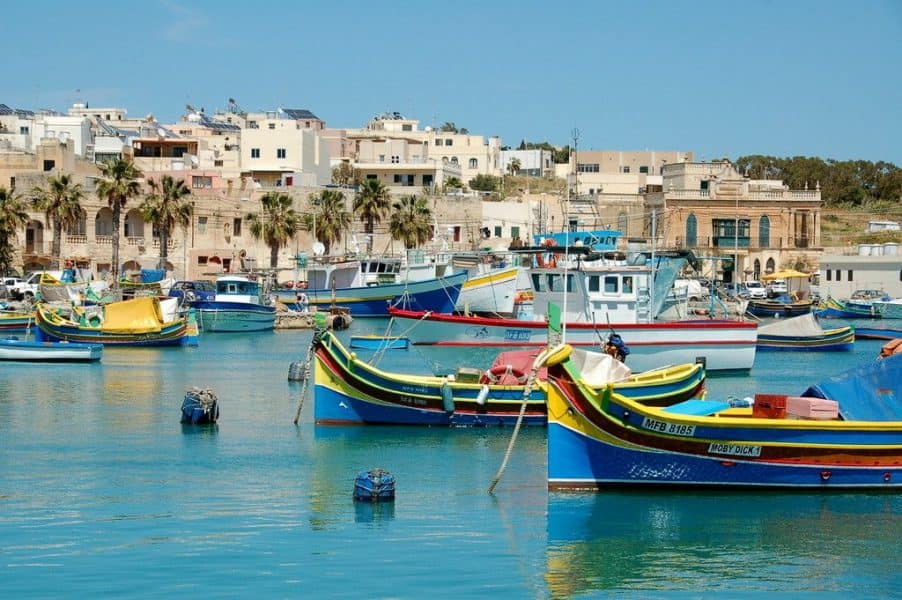 puerto de malta con barcas coloridas