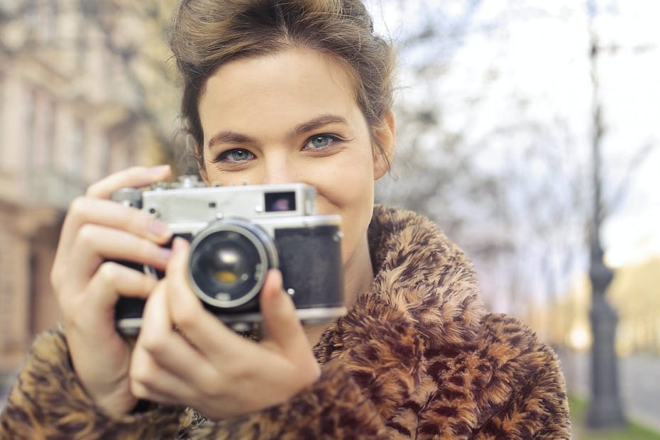 woman holding black and gray camera focus photo