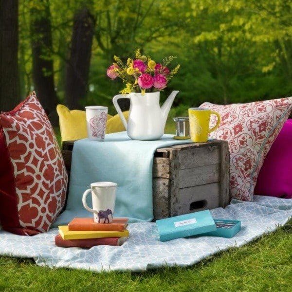 colorido picnic de primavera con cojines